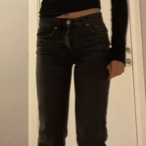 Jeans  - Skit snygga zara jeans som säljs då de blivit för små☺️har varit favo byxorna länge men är i bra skick