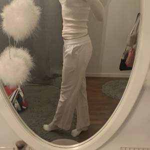 Ett par vita linnebyxor som liknar roxy✨ Skicket är bra men de är använda en säsong, kontakta vid frågor eller om ni vill ha fler bilder (det är de byxorna på profilbilder)🌼Jag säljer då byxorna är för korta på mig och jag är 173💞