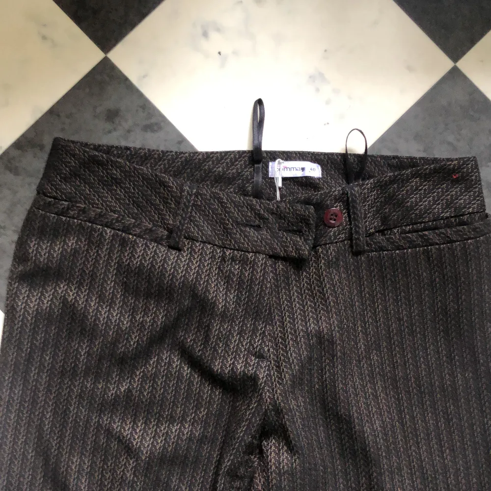 Snygga vintage byxor i bra skick, uppsprättade nere på byxbenen för att få dom längre! . Jeans & Byxor.