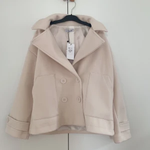 Vårjacka  - En vit vårjacka från DesignBySi. Helt ny då den blev felbeställd💓