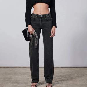 Ett par skitsnygga jeans från Zara, nypris 399! Säljer då dom är för stora för mig. Skriv för fler bilder💘