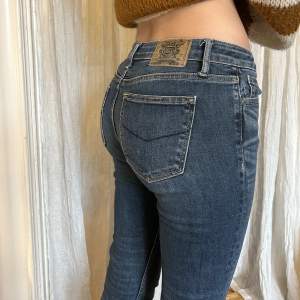 Jeans från crocker, low rise bootcut, väldigt bra skick.  70 cm i midja, 82 cm innerbenslängd! ❤️