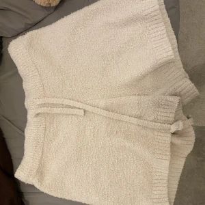 Shorts - Ett par jätte mysiga shorts från H&M i teddy material🥰🩳använd endast 3 gånger och är bra skick💗