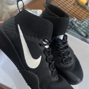 nike training svarta/reflex nyskick gym/träningsskor - Säljer dessa från Nike training  storlek eu38,5 . , köptes på sellpy för  men har ej använts.  ❤️ inga defekter 