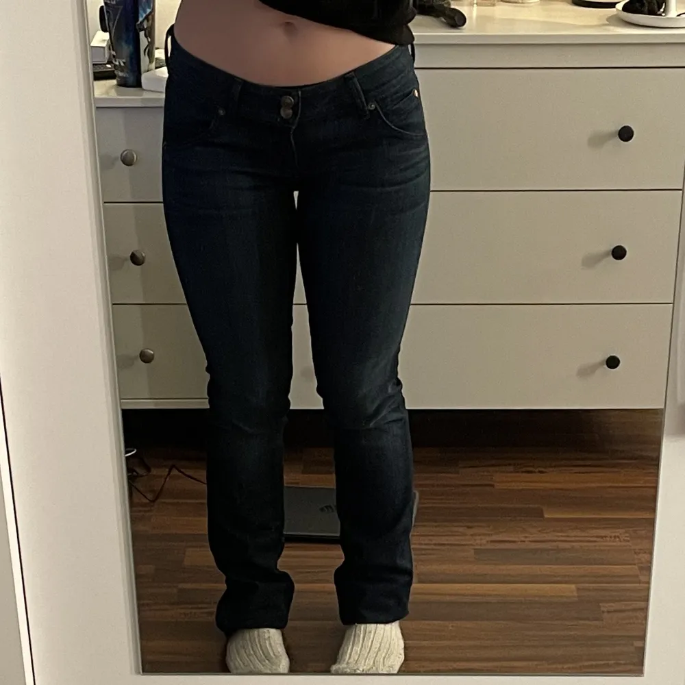 Säljer mina superfina low waisted Hudson jeans med super snygga bakfickor. Innerbensmåttet är 81 cm💕. Jeans & Byxor.