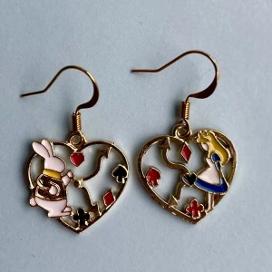 Alice i underlandet örhängen 💙 - Nickelfria krokar och fri frakt 💙