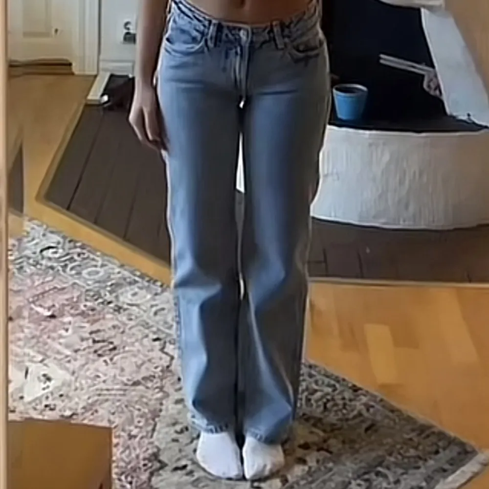 *Sista bilden tagen från tiktok, visar passformen på jeansen*   Säljer pga inte min stil💗 Originalpris: 500kr😊 Frakt tillkommer!. Jeans & Byxor.