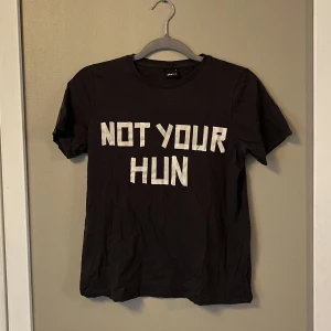 gina tricot t-shirt  - begagnad svart gina t-shirt med tryck vid intresse kan fler bilder skickas 