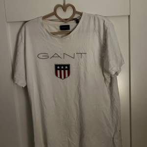Gant t-shirt vit ganska använd skick 8/10 skriv vid intressen du kan köpa igenom Plick så Inge bädregeri😊
