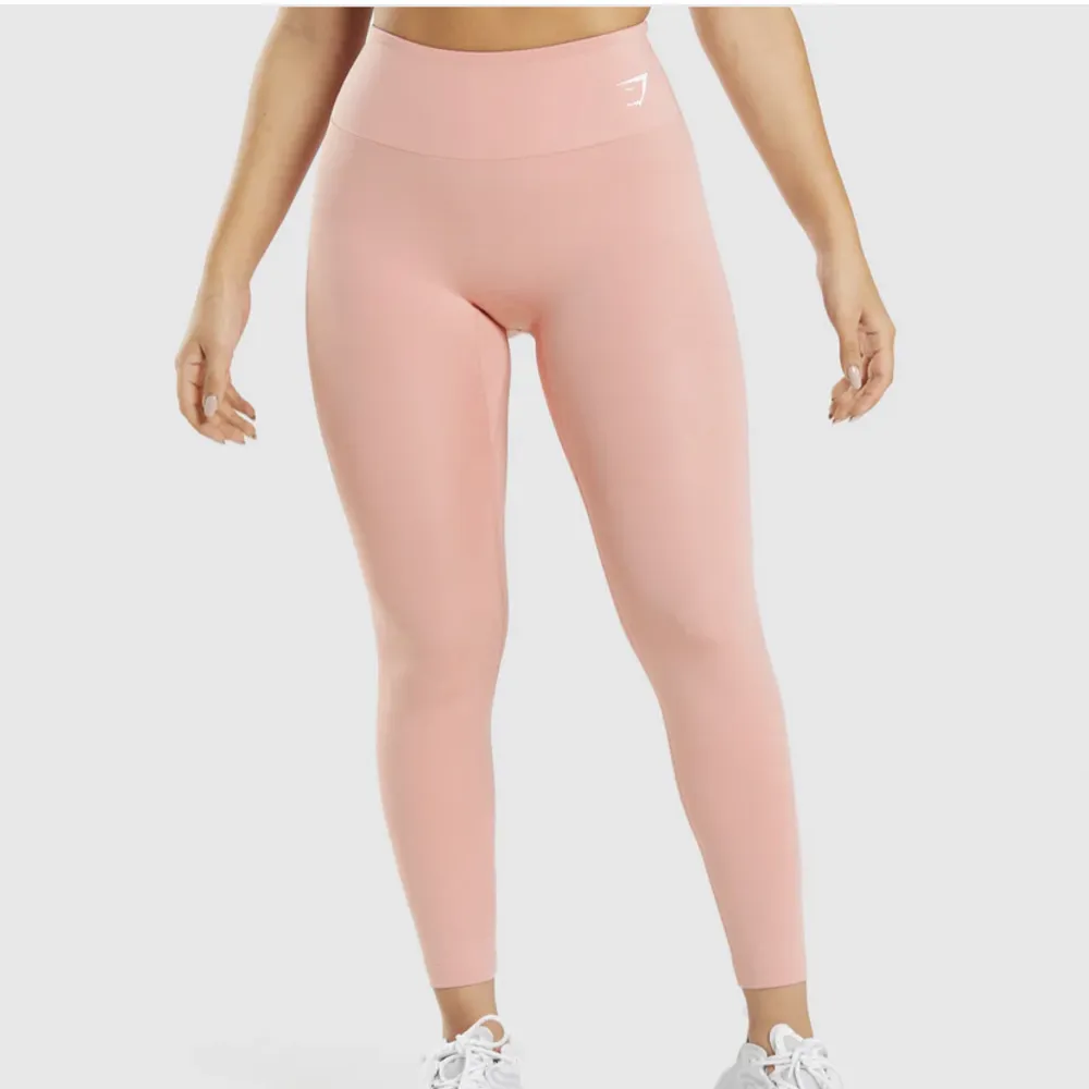 Säljer dessa helt nya leggings från gymshark i färgen pale pink då de är för små för mig🤍 Nypris 399kr, säljer för 100kr🤍. Jeans & Byxor.