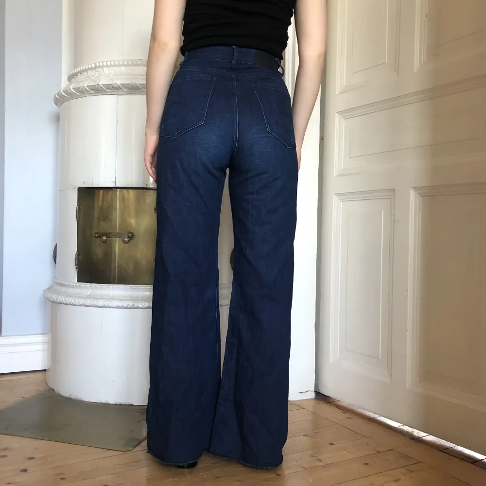 Sjukt snygga jeans från G-star raw. Råa kanter och smickrande passform. Saknar storlekslapp men passar en strl 25. I bra skick! Inköpta för 1600 kr.. Jeans & Byxor.