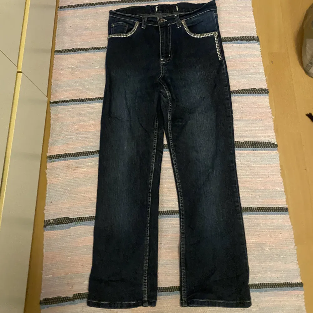 Super fina raka jeans med glitter detaljer fram och bak, dem är i anvämt skick men inger märkbart💫✨. Jeans & Byxor.