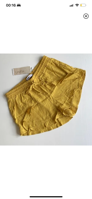Linneshorts S - Nya snygga linneshorts i senapsgul. Storlek S. En mindre volangkant på framsidan av låren. Resår och knyt i midjan (ca76cm). ☀️💛