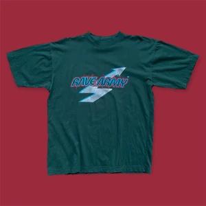 Vintage Oversized T-shirt med tryck - ”Rave Army” vintage tröja, står Native Comfort strl M på lappen i tröjan. Köpt i Berlin. I jättefint skick, bra material trycket är i topp skick. Storleken är oversize herrstorlek. För fler bilder eller mått kontakta mig!