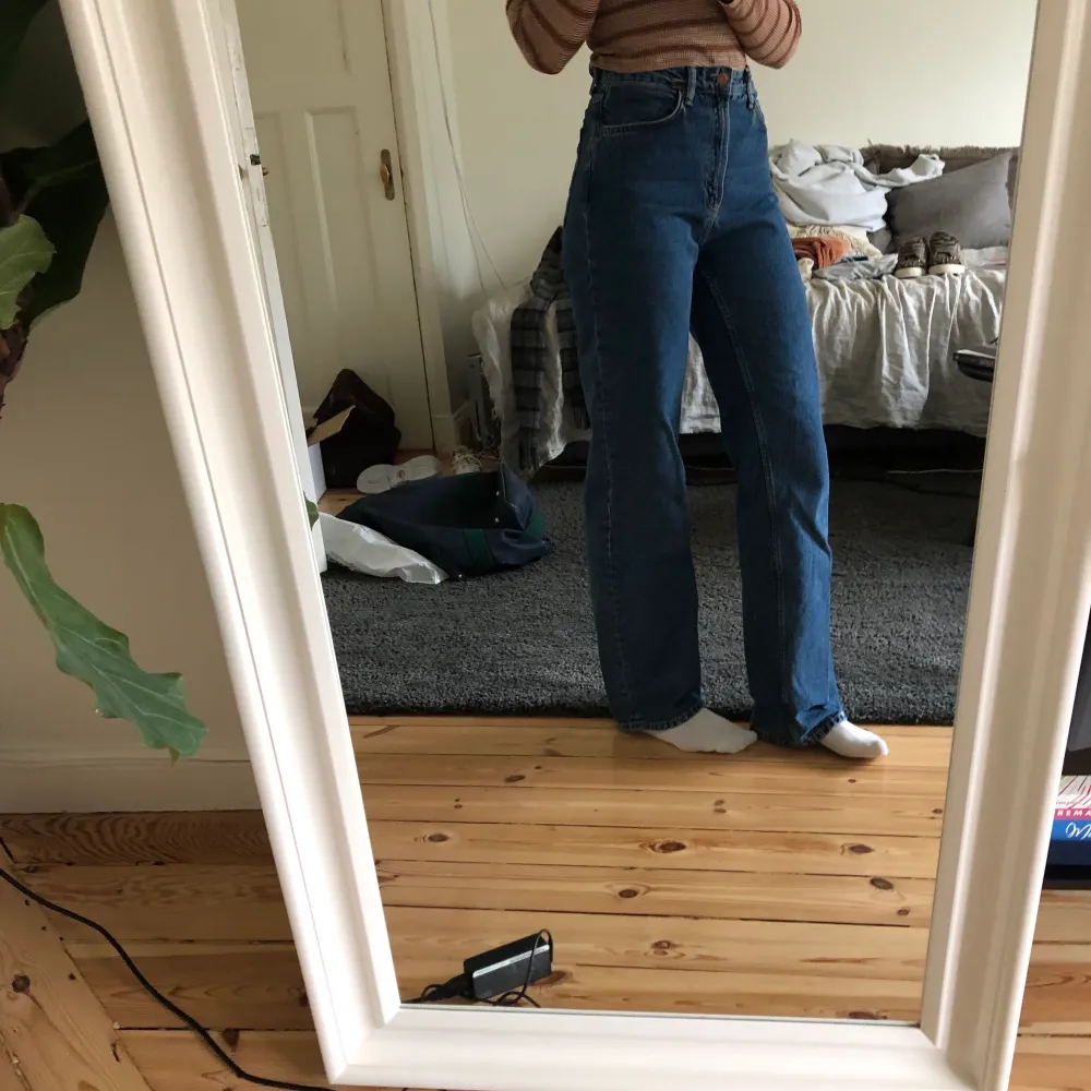 Hur fina high-waist jeans som helst men för stora för mig! Knappt använda eftersom jag inte hann lämna tillbaka innan tiden gick ut:( Köpta för 1600. Jeans & Byxor.