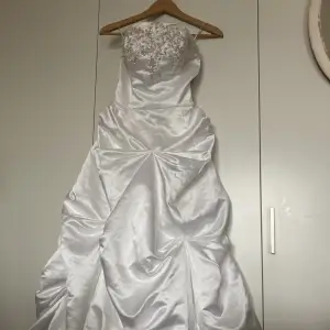 Bröllopsklänning i fint skick, säljer på grund av platsbrist
