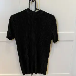 En fin tröja/blus i svart och ribbad, aldrig använt och prislappen hänger kvar