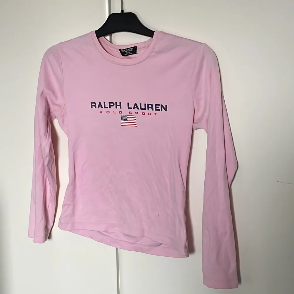 En tunnare tröja i mycket bra skick från Ralph Lauren. Står ej storlek men är typ i S/M.. Toppar.