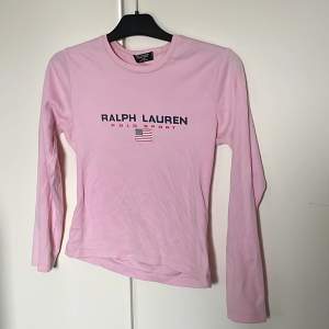 En tunnare tröja i mycket bra skick från Ralph Lauren. Står ej storlek men är typ i S/M.