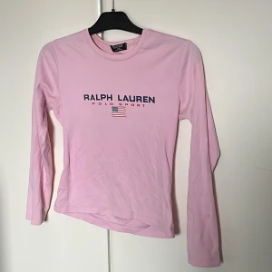 Ralph Lauren Tröja - En tunnare tröja i mycket bra skick från Ralph Lauren. Står ej storlek men är typ i S/M.