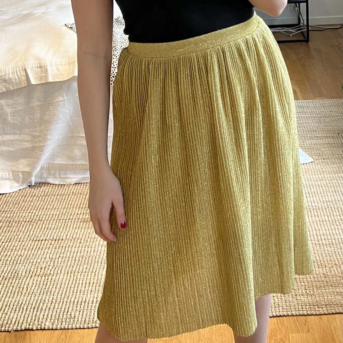 Plisserad guldglittrig midikjol
