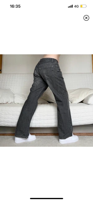 Baggy Jeans - Säljer dessa coola jeans (i väl använt skick) i storlek W36L30, 90cm midja och 75cm innerbenslängd (passar ungefär en storlek 40)❤️Jag på bilderna är 172cm lång och brukar bära storlek 38🫶