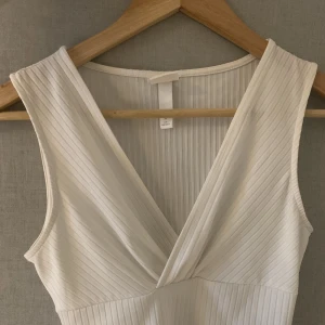 Vit body - Vit body från H&m som ej används längre.💗  70kr+frakt 💗 skriv privat vid frågor💗