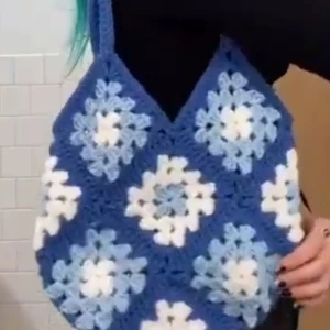 Granny square bag - Snygg egenvirkad väska i valfria färger🌺 skriv privat för beställning och val av färg ☺️ pris går att diskutera ❣️