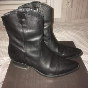 Snygga och nästintill nya svarta boots. 