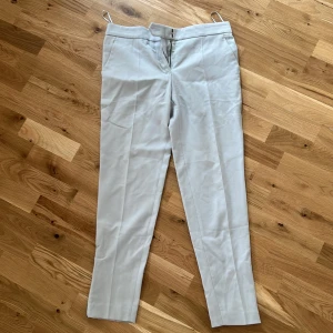 Stella McCartney kostymbyxor - Ljusblåa kostymbyxor med pressveck från Stella McCartney. Aldrig använda. Super snygga och ser helt nya ut bara dom stryks eller steamas.