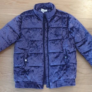 Jacka - Vår- & höstjacka, 95% polyester, srl.146 Använd men i gott skick 
