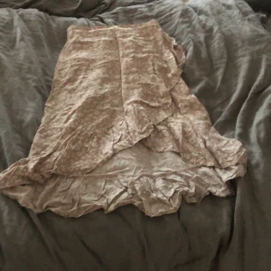 Lång kjol  - Från HM, bra skick, använt en sommar  