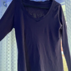 Tight tröja  - Säljer nu en jättefin tight lila tröja i storlek M men jag so. Har S tycker den sitter som en smäck❤️ Skriv om du vill ha mer info, bilder osv❤️