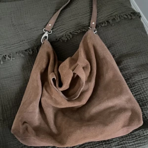 Väska - Så najs brun väska som jag använt nån gång köpt second hand så lite sliten men tycker ärligt de bara är lite snyggt👌🏼
