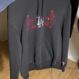 Egengjort motiv på hoodie RHINESTONES  - Pärlor satta för hand, haft den ett år typ inte en pärla har åkt av 