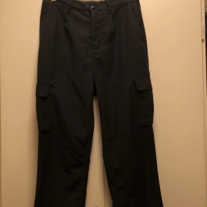 Vans cargobyxor - Svarta cargobyxor från vans med fickor på sidorna. I ganska bra skick men lite noppriga. Säljer eftersom att de inte längre är min stil. 