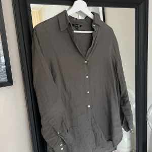 Linneskjorta  - Linneskjorta i en oversized modell från Massimodutti i storlek 36. Grå/brun färg och använd 1 gång.  Superfin både till stranden men även till ett per jeans nu på våren 💗