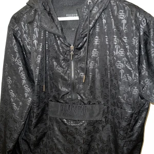 Trapstar Monogram Jacket - Säljer nu min Trapstar Vindjacka, M. Den passar ej längre, använt den 2-3 gånger endast.  Har kvitto på mejl om det efterfrågas.