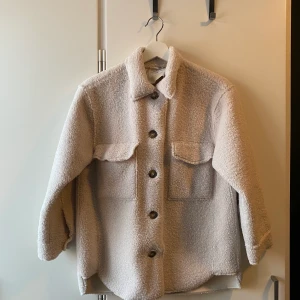 Zara jacka 152 - Zara jacka i strl 152. Har vanligtvis xs och den passar på mig