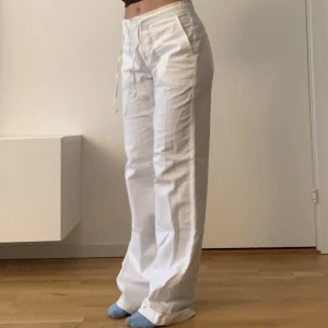 Vita linnebyxor bonprix - Säljer bonprix lågmidjade linnebyxor i storlek 36 (s/m) då de inte passade mig (har storlek 34 på bild för att visa hur modellen ser ut). Endast testade - helt nya!