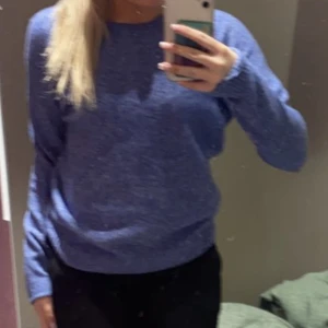 Blå stickad - Super fin blå stickad ifrån Veromoda strl s,använd fåtal gånger 💕