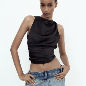 Trendig topp - Säljer denna jättefina och supertrendiga topp som tyvärr var för stor för mig! Aldrig använd💓. Priset är diskuterbart, den kostade 299 i nypris💓Köpare står för frakt! ❤️