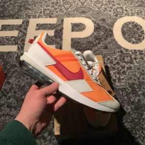 Air Max Pre-Day Kumquat - Helt nya. Säljes eftersom dem ej kommit till användning. 