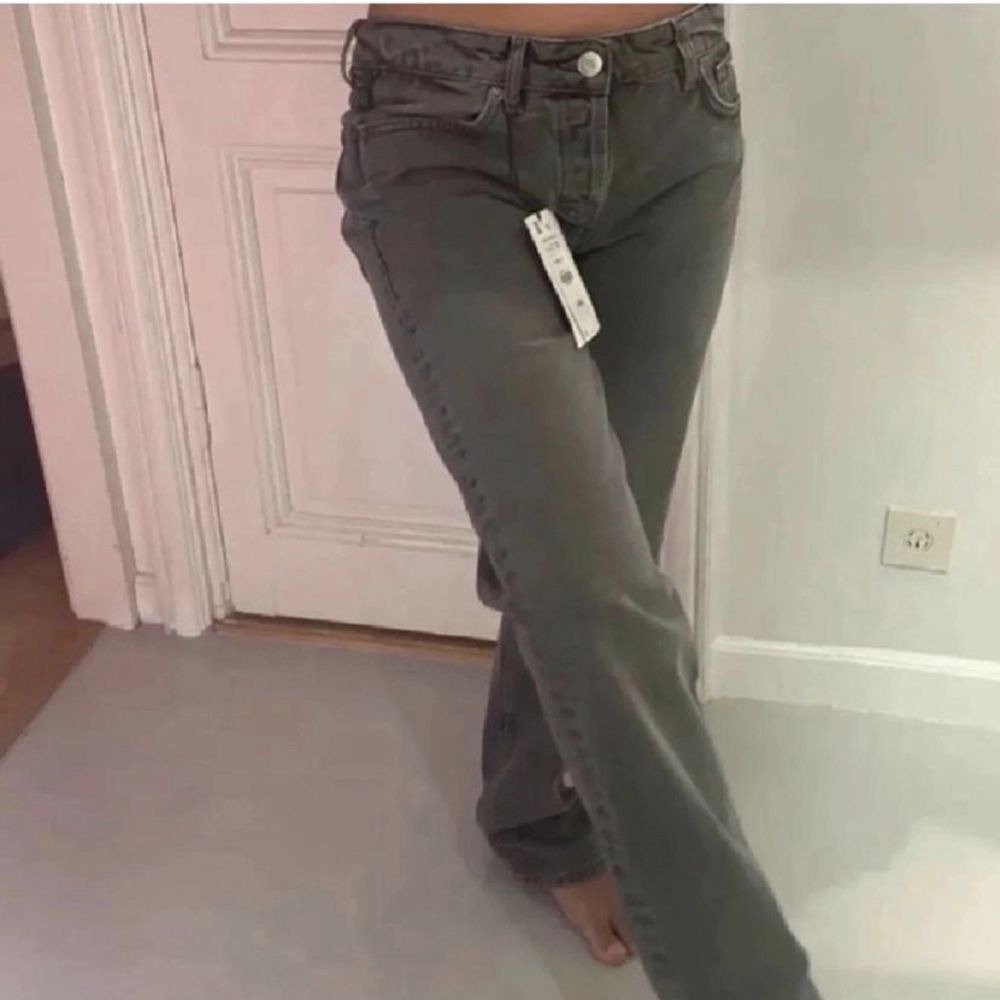 Säljer dessa skit snygga jeans från zara! Gråa! 💗💗. Jeans & Byxor.