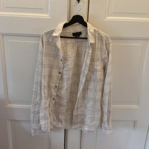 Skjorta/Shirt - Vit flanellskjorta. Nyskick. Storlek Small. Perfekt till vår och sommar