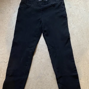 Tights thea stretch jeans  - Jätte Sköna byxor men dom var inte min stil. Dom är också ganska low rise och är storlek 158