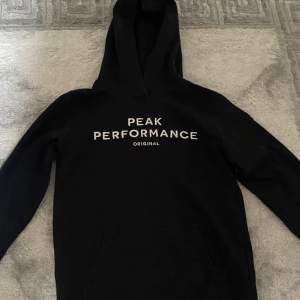 Säljer denna peak performance hoodien då den blivit för liten för mig. Storlek 160 säljer den för 290kr pris går att diskutera 