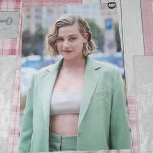 Lili Reinhart/ Meghan Trainor poster - Det är en poster. I fin skick. Kan skicka fler bilder. 