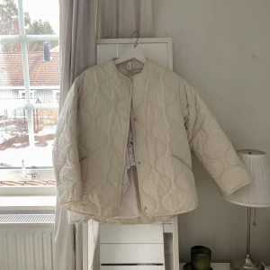 Quiltad jacka - Krämvit / off-white jacka perfekt till våren🤍 