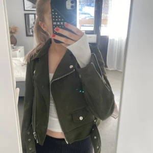 Jacka  - Super fin jacka i typ mocka material, säljer då den inte har kommit till användning💚💚